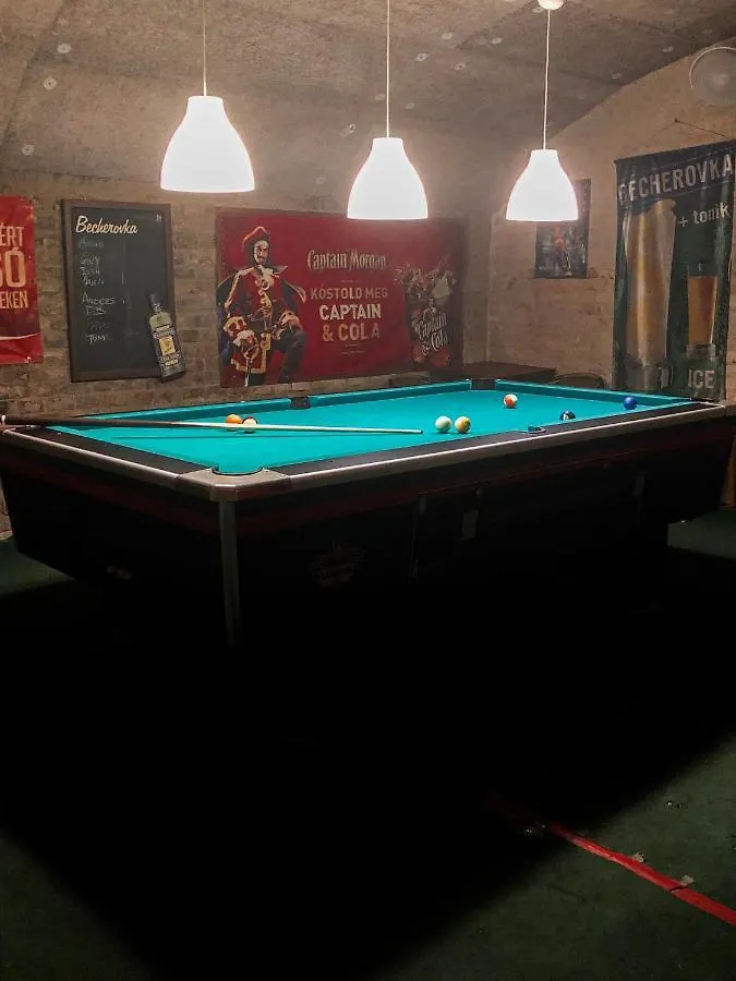 Whole Basement Former Pub2 For Stag Do, Men'S Cave ブダペスト