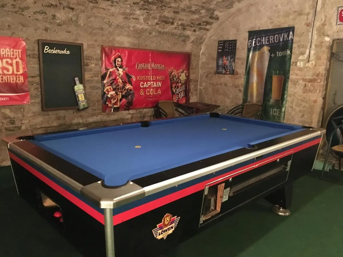 Whole Basement Former Pub2 For Stag Do, Men'S Cave ブダペスト 0*,