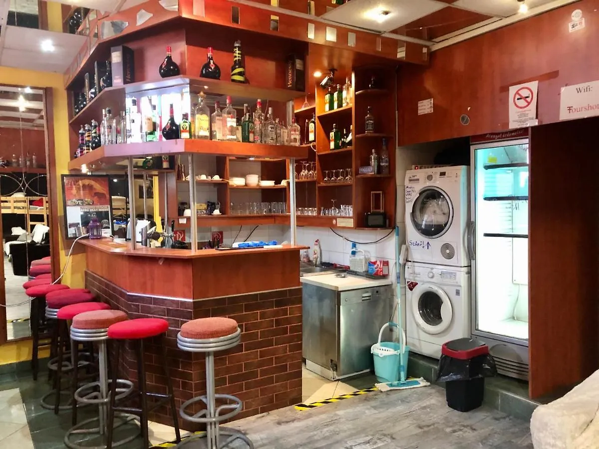 Whole Basement Former Pub2 For Stag Do, Men'S Cave ブダペスト